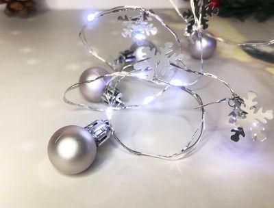 Reťaz MagicHome Vianoce Ball, 20x LED studená biela, s guľami a vločkami, strieborná, 2xAA, jednoduc