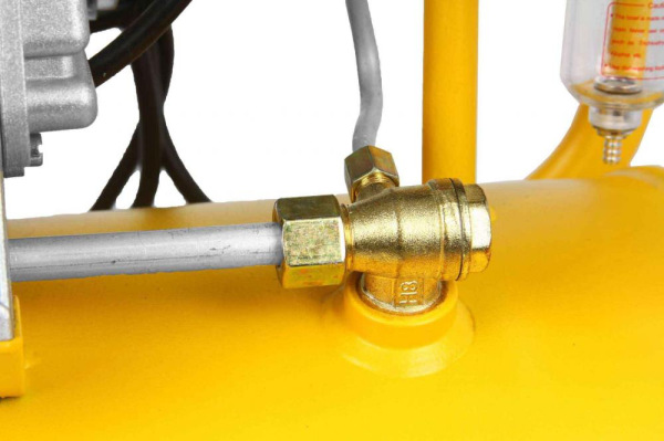 Kompresor olejový 1-piestový 1,5 kW, 220 l/min, 230V, vzdušník 50 litrov, HURAGAN 7