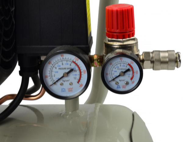 Kompresor olejový, 2-piestový, 2,2 kW, 410 l/min, vzdušník 50 litrov, GEKO 4