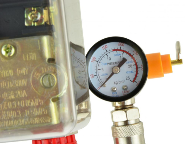 Tlakový spínač na kompresor 400V, 24,5 bar, 2 výstupy s manometrami, GEKO 3