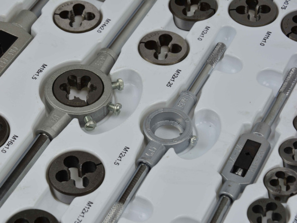 Sada závitníkov a závitových očiek 110- dielna v kazete M2-M18, GEKO 3