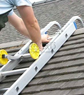 Hákový držiak s kolieskami pre ukotvenie rebríka na strechu, XL-TOOLS