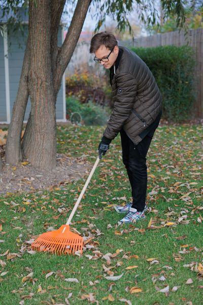 Hrable na lístie Strend Pro R132, 23 zubé, 42 cm, plastové, drevená násada 1500 mm, celková dĺžka 16 3