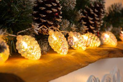 Reťaz MagicHome Vianoce Pine, 10x LED teplá biela, so šiškami, 2xAA, jednoduché svietenie, osvetleni