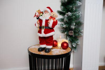 Dekorácia MagicHome Vianoce, Santa s darčekmi a medvedíkom, červený, 30 cm 1