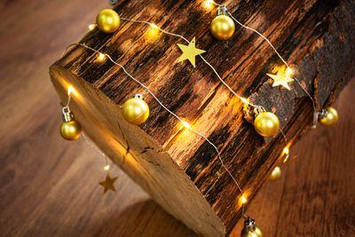 Reťaz MagicHome Vianoce Ball, 20x LED teplá biela, s guľami a hviezdami, zlatá, 2xAA, jednoduché svi